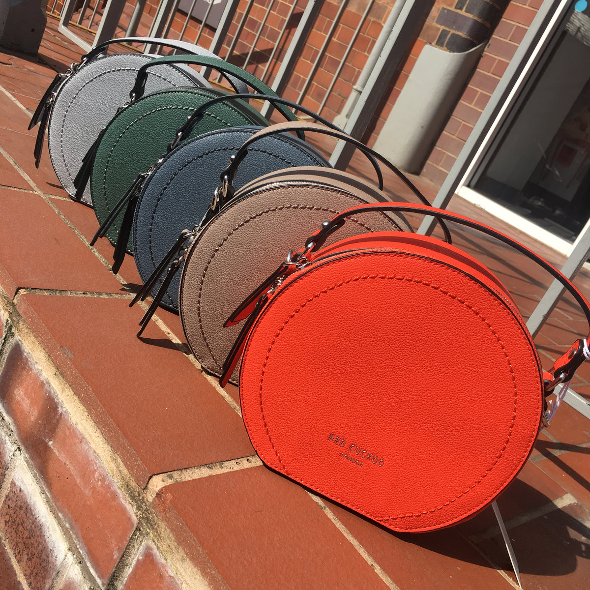 Round grab bag with shoulder strap