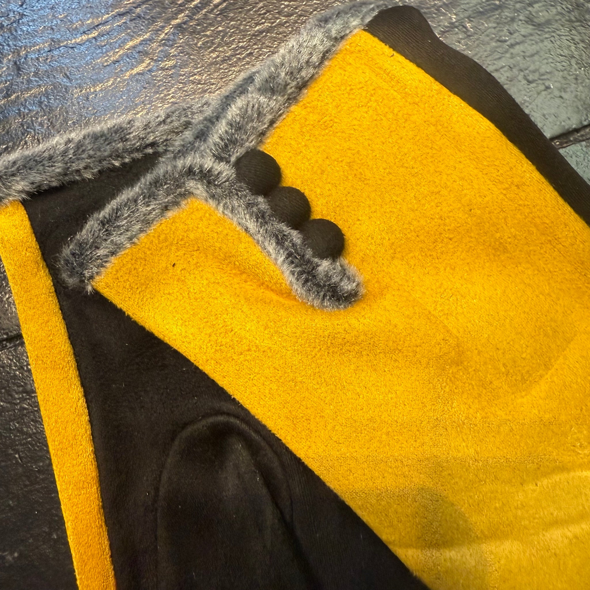 Barbara Suedette Gloves With Three Buttons