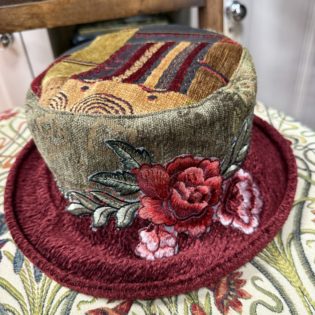 Vintage Style Cloche Hat With Appliqué Flower