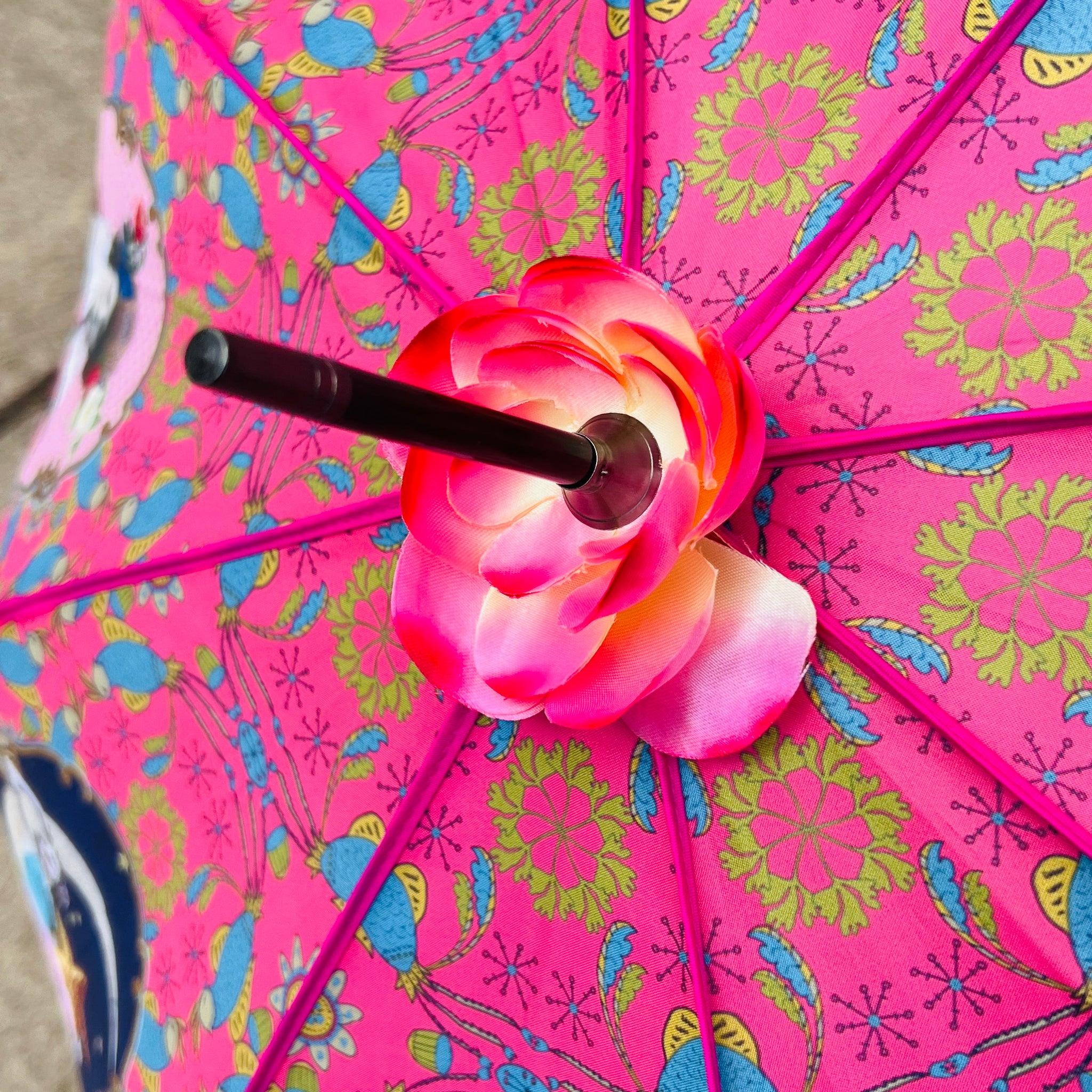 Retro Umbrella - Raining Women