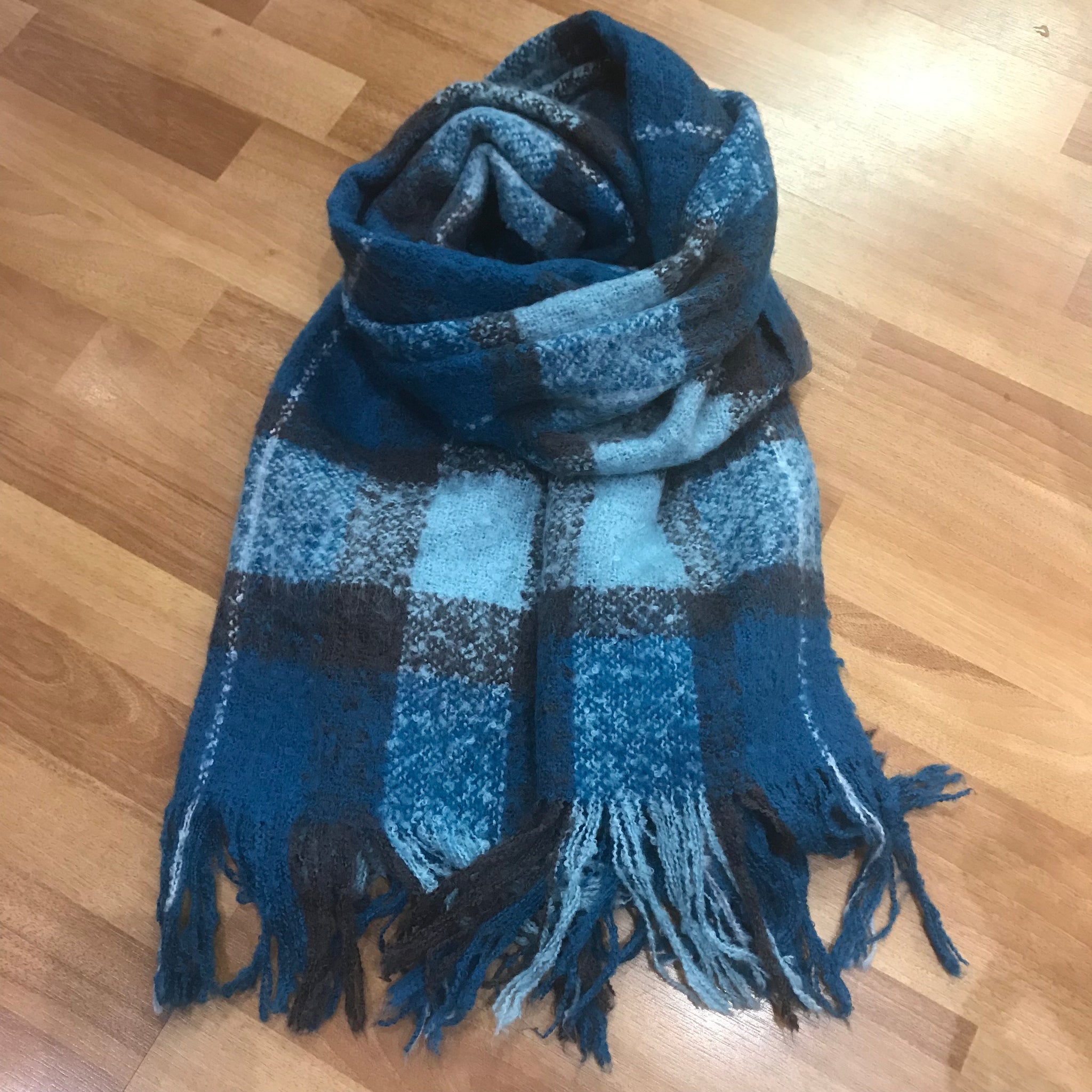 Cosy tartan fringed scarf (Blue)